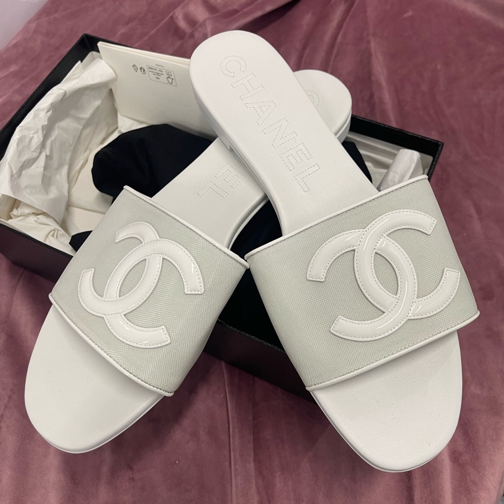 CHANEL White Sandals with Interlocking CC Logo